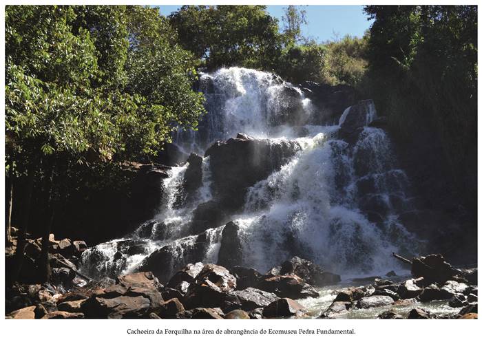  4 x- Cachoeira da Forquilha, na área de abrangência do Ecomuseu Pedra Fundamental. A cachoeira de águas límpidas e cristalinas de camadas diversas encontra-se rodeada por arvoredos. Realização: Academia Planaltinense de Letras, Artes e Ciências (APLAC), pelo Ecomuseu Pedra Fundamental e pelo Coletivo Nativo Audiodescrição produzida  pelo Instituto de Promoção das Pessoas com Deficiência Visual Audiodescritora: Elma Lúcia Rodrigues Consultor: Fernando Rodrigues Este projeto é promovido com recursos do Fundo de Apoio a Cultura do DF